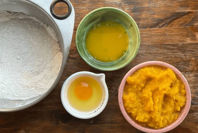 dry ingredients, pumpkin puree, egg, butter, muffin ingredients in bowls